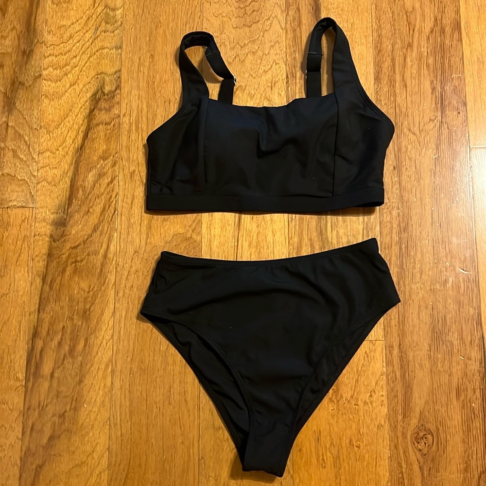 Black bikini‎